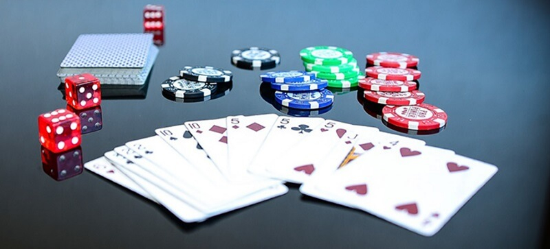 Mơ đánh bài có điềm gì? Con số nào mang lại may mắn?