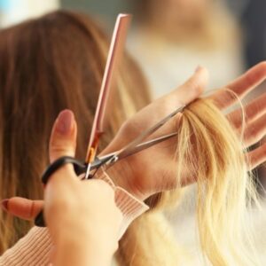 Nằm mơ thấy cắt tóc là điềm gì? Cùng gi8 giải mã giấc mơ