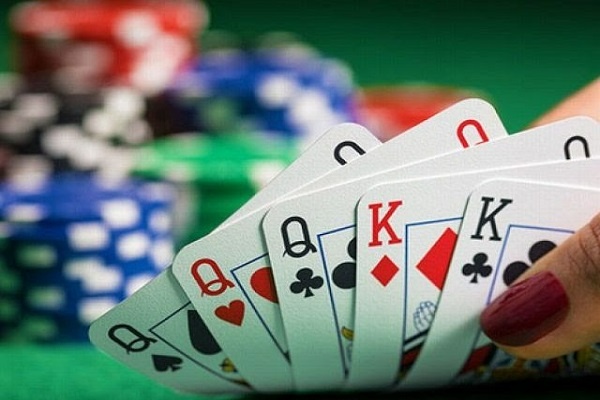 Nằm mơ thấy đánh bài báo hiệu điều gì? Cùng gi8 giải mã