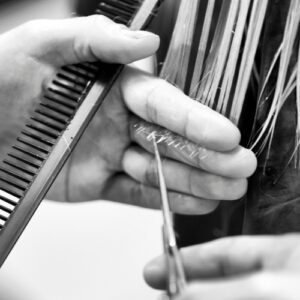 Mơ thấy bị cắt tóc | Giải mã điềm lành hay dữ cùng Gi8