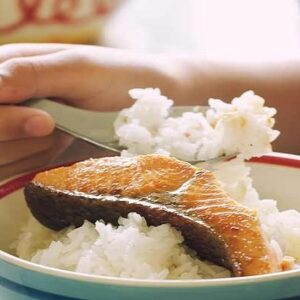 Mơ thấy ăn cơm đánh con gì? Cùng gi88 giải mã chi tiết