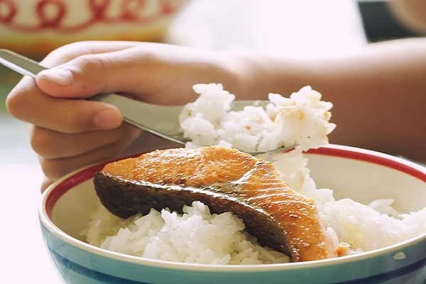 Mơ thấy ăn cơm đánh con gì? Cùng gi88 giải mã chi tiết