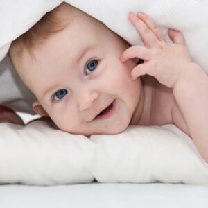 Nằm mơ thấy em bé đánh số gì? Cùng gi8 giải mã chi tiết