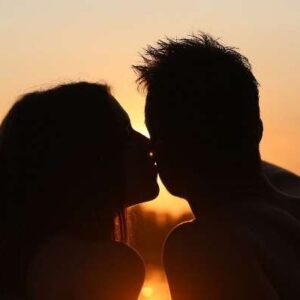 Mơ thấy hôn người yêu cũ điềm gì? 4 điềm báo lành dữ