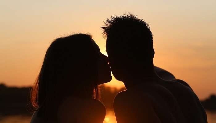 Mơ thấy hôn người yêu cũ điềm gì? 4 điềm báo lành dữ