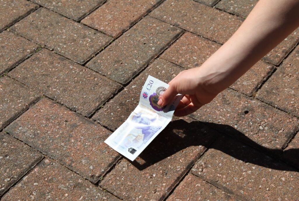 Chiêm bao thấy lượm tiền nên đánh số mấy? Giải mã 2023