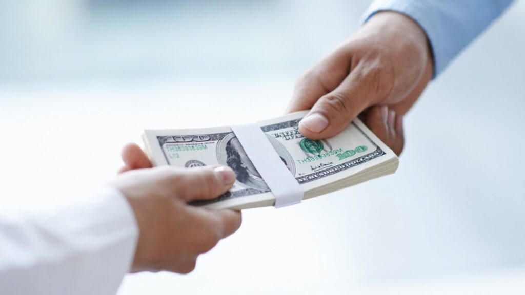 Chiêm bao thấy người chết cho tiền: Con số nào phát tài?