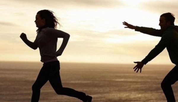 Mơ thấy có người đuổi theo mình đánh con gì ăn lớn