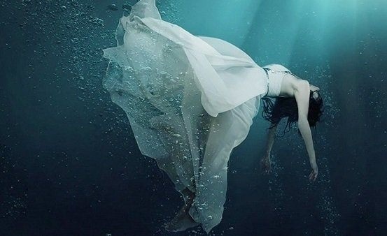 Mơ thấy người thân đuối nước mang theo điềm báo gì? Giải đáp