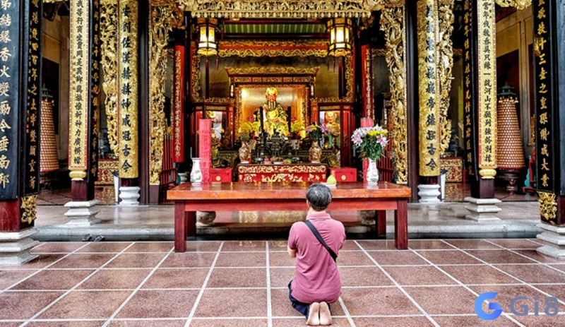 Mơ thấy mình đang quỳ trước bàn thờ báo hiệu khó khăn sắp đến Mơ thấy mình đang quỳ trước bàn thờ báo hiệu khó khăn sắp đến