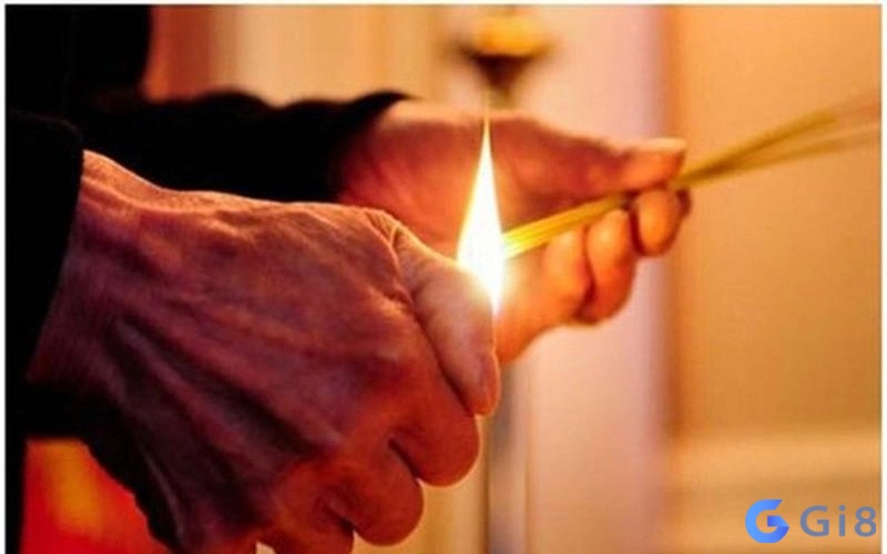 Mộng thấy người lạ đang thắp nhang cảnh báo về nguy cơ bị lợi dụng Mộng thấy người lạ đang thắp nhang cảnh báo về nguy cơ bị lợi dụng