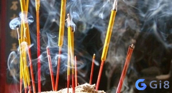 Mộng thấy thắp nhang cho người chết nhắc nhở bạn nên quan tâm gia đình nhiều hơn Mộng thấy thắp nhang cho người chết nhắc nhở bạn nên quan tâm gia đình nhiều hơn