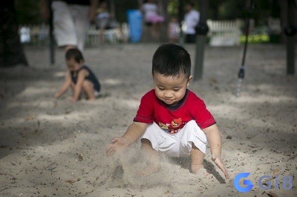 Nằm mơ thấy trẻ con nghịch cát cho thấy bạn đang muốn trở về tuổi thơ Nằm mơ thấy trẻ con nghịch cát cho thấy bạn đang muốn trở về tuổi thơ