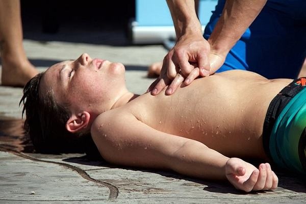 Nằm mơ thấy mình cứu người chết đuối và con số may mắn