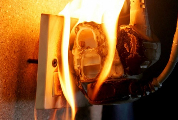 Nằm mơ thấy chập điện đánh de con gì? Điềm báo giấc mơ?