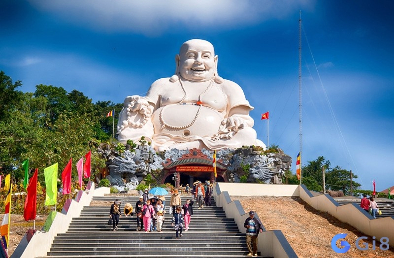 Ngủ mơ thấy bạn và gia đình đi viếng Phật Di Lặc, giấc mơ mang lại bình an và may mắn cho gia đình. Nằm mơ thấy tượng Phật Di Lặc mang đến sự hòa thuận, bình an cho gia đình.
