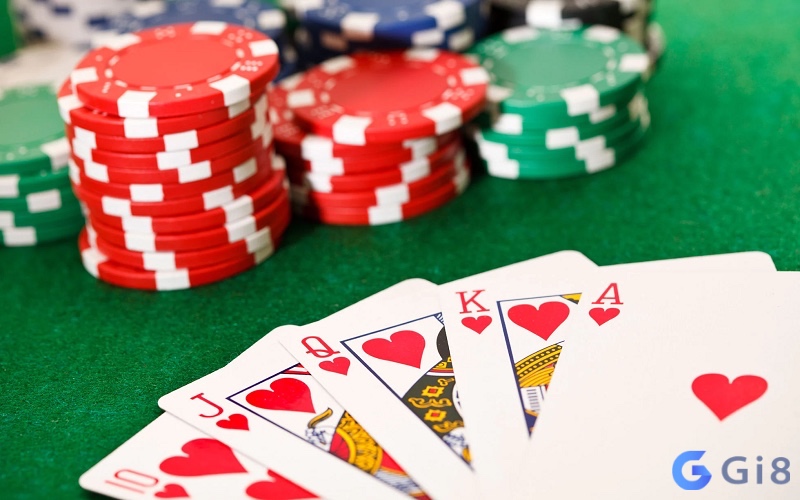 Người chơi chọn fold để rút khỏi ván bài khi cảm thấy không đủ mạnh, nhằm hạn chế rủi ro và giữ lại chip cho những cơ hội tốt hơn