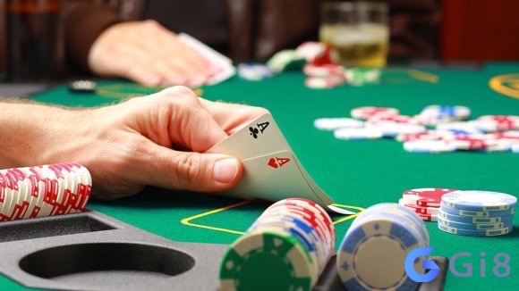 Người chơi dùng slow play để giấu bài mạnh, dụ đối thủ cược thêm nhưng dễ gặp rủi ro nếu đối thủ cải thiện bài