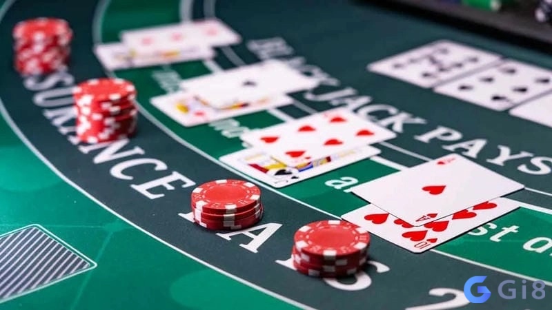 Người chơi áp dụng kỹ thuật đếm bài blackjack để dự đoán xác suất xuất hiện bài cao và điều chỉnh mức cược phù hợp theo lợi thế Người chơi áp dụng kỹ thuật đếm bài blackjack để dự đoán xác suất xuất hiện bài cao và điều chỉnh mức cược phù hợp theo lợi thế