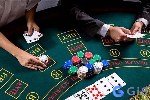 Người chơi quan sát hành động qua từng vòng cược để thu hẹp phạm vi bài đối thủ Người chơi quan sát hành động qua từng vòng cược để thu hẹp phạm vi bài đối thủ