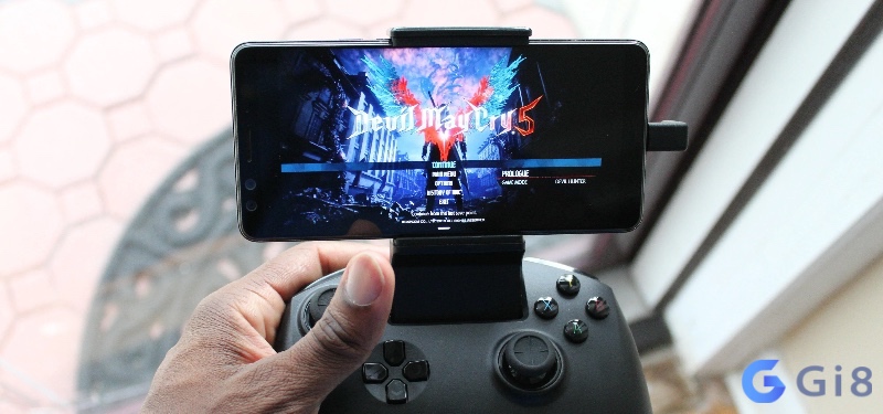 Tay cầm mang lại khả năng điều khiển chính xác và mượt mà, đặc biệt trong các tựa game hành động và bắn súng.