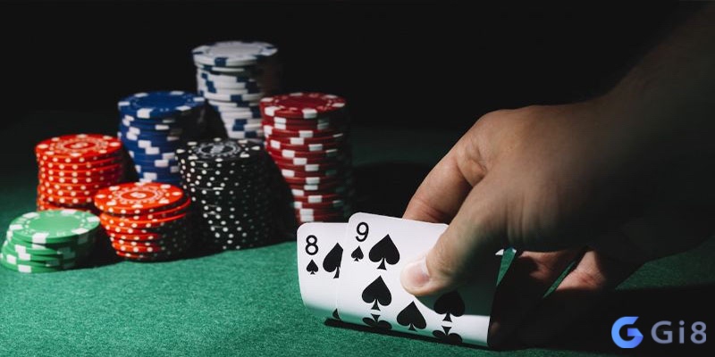 Người chơi poker sử dụng equity của hand để quyết định Call, Fold hay Raise, dựa trên so sánh với pot odds, khả năng draw và chiến lược khai thác đối thủ