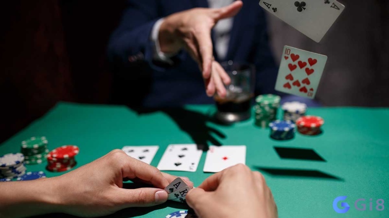 Người chơi poker đang so sánh equity với tỷ lệ thắng để xác định phần trăm pot họ có thể nhận trong ván bài