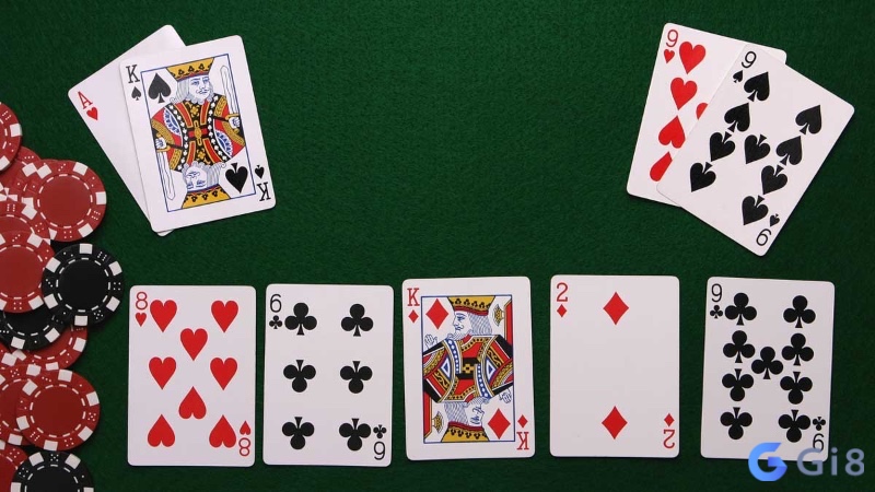 Người chơi poker thường đếm outs và sử dụng quy tắc 2 và 4 để nhanh chóng ước lượng equity, xác định khả năng cải thiện hand từ flop đến river