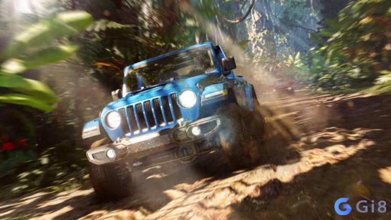 Xe địa hình vượt đường đất giữa rừng với bụi bắn lên bánh xe