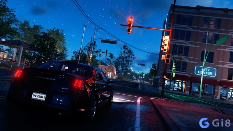 Xe chạy qua phố ban đêm sau mưa với ánh đèn phản chiếu trên mặt đường