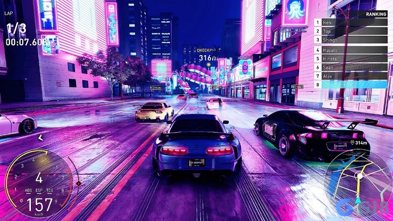 Đoàn xe đua chạy qua khu phố sáng đèn trong lễ hội xe hơi