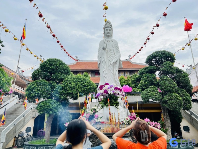 Nằm mơ thấy đi chùa lạy mẹ quan âm nhiều nhang khói là lời nhắc ta cần hành động nhiều hơn