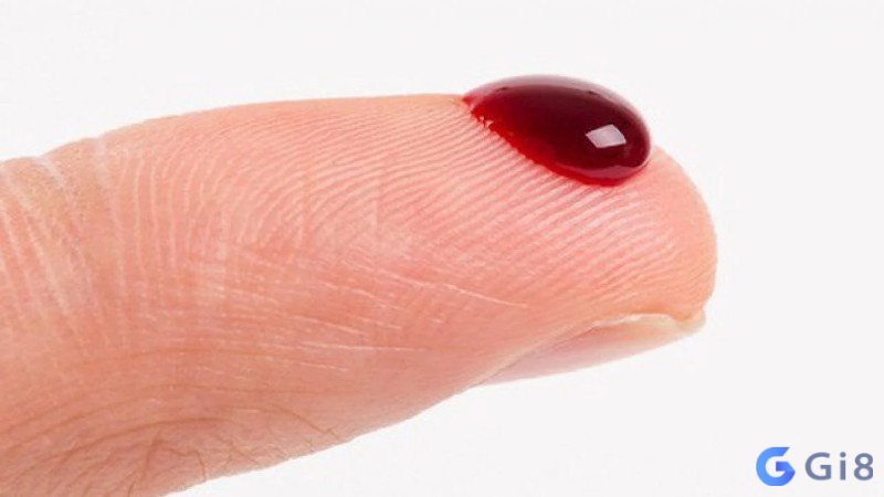 Hình ảnh máu trong mơ thể hiện cho năng lượng và sự biến động nội tâm 