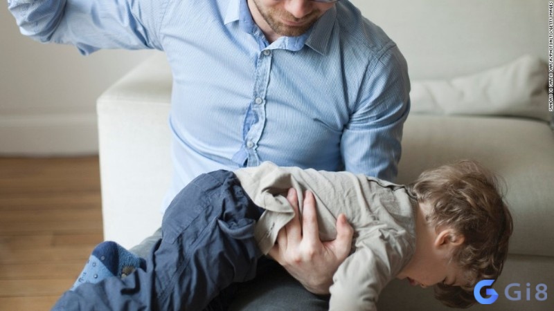 Nằm mơ thấy bị đánh bởi người thân - có thể là cha mẹ đánh con cái là điềm báo gia đình bất hòa