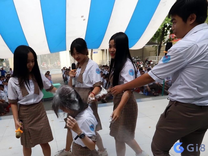 Nằm mơ thấy bị đánh hội đồng là ngầm nói về chuyện áp lực tập thể