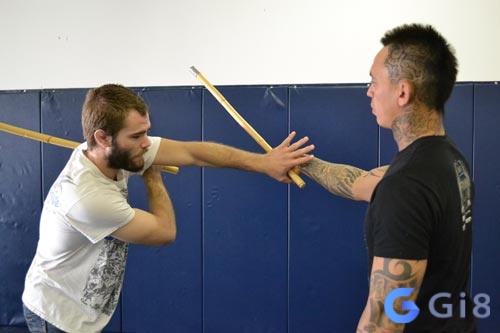 Nằm mơ thấy bị đánh bằng gậy là lời nhắc bạn phải sống đúng với pháp luật, đừng làm chuyện sai trái