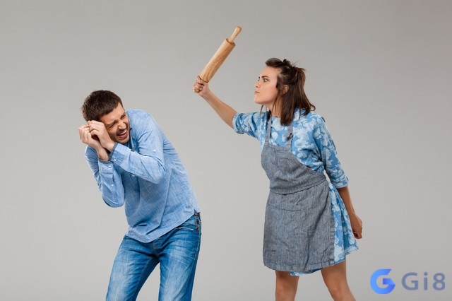 Nằm mơ thấy vợ đánh chồng bằng vật cứng như gậy là cảnh báo về những áp lực tâm lý mà bạn đang cố chịu đựng một mình