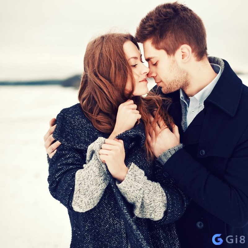 Mơ thấy crush cũ ôm hoặc hôn mình thể hiện cho nhu cầu được quan tâm và yêu thương trong cuộc sống hiện tại của bạn