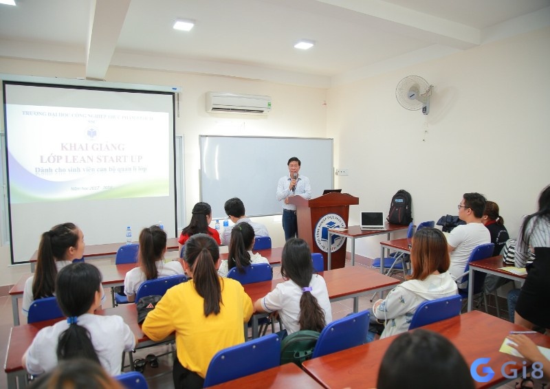 Giấc mơ thấy ngồi trong lớp nghe giảng thể hiện cho sự tiếp nhận kiến thức và khả năng học hỏi của bạn