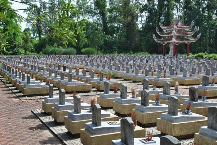 Mơ thấy nhiều bia mộ đánh con gì? Điềm báo & con số may mắn