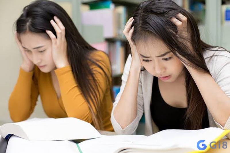 Mơ thấy bị đuổi học hoặc quên sách vở thể hiện cho cảm giác bất an hoặc sợ mắc sai lầm