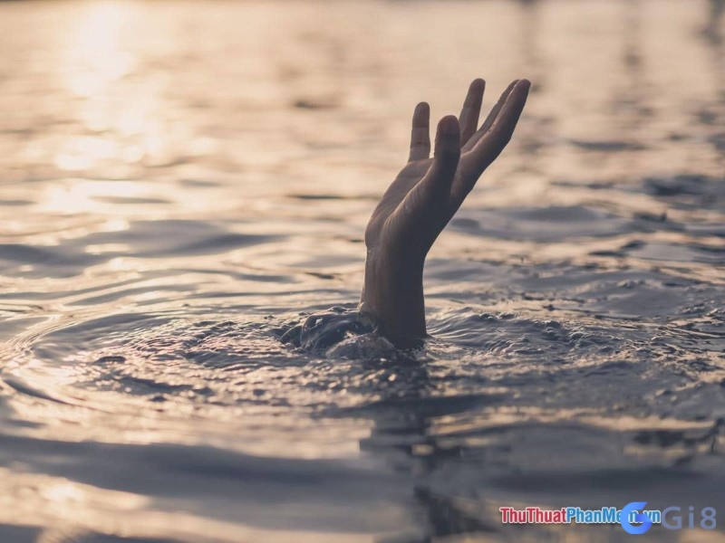 Mơ thấy cứu người thân chết đuối thể hiện bạn đang lo lắng cho các vấn đề trong gia đình mình