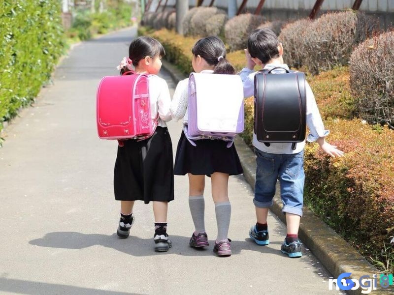 Giấc mơ thấy đi học cùng bạn cũ cấp 1 nhắc nhở bạn cần giữ sự vui vẻ từ những điều giản dị