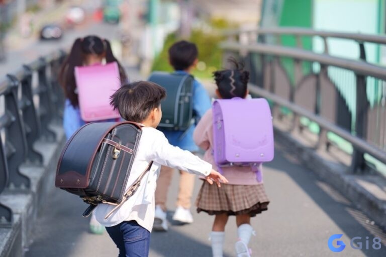 Mơ thấy đi học muộn cùng bạn cũ thể hiện những lo lắng và áp lực sợ bỏ lỡ những điều quan trọng trong bạn