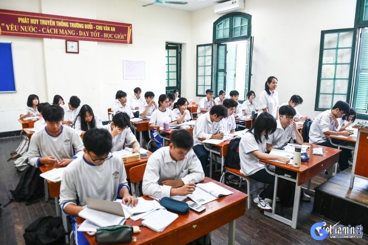 Giấc mơ thấy ngồi trong lớp học đông người thể hiện cho các mối quan hệ xã hội và cách hòa nhập của bạn