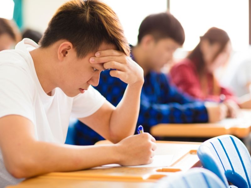 Mơ thấy ngồi trong lớp học đánh con gì? Điềm báo lành hay dữ?