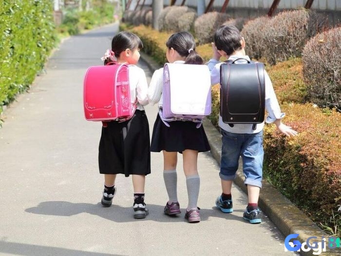 Nằm mơ thấy đi học cùng bạn cũ thể hiện cho sự phát triển và quá trình không ngừng học hỏi của bạn